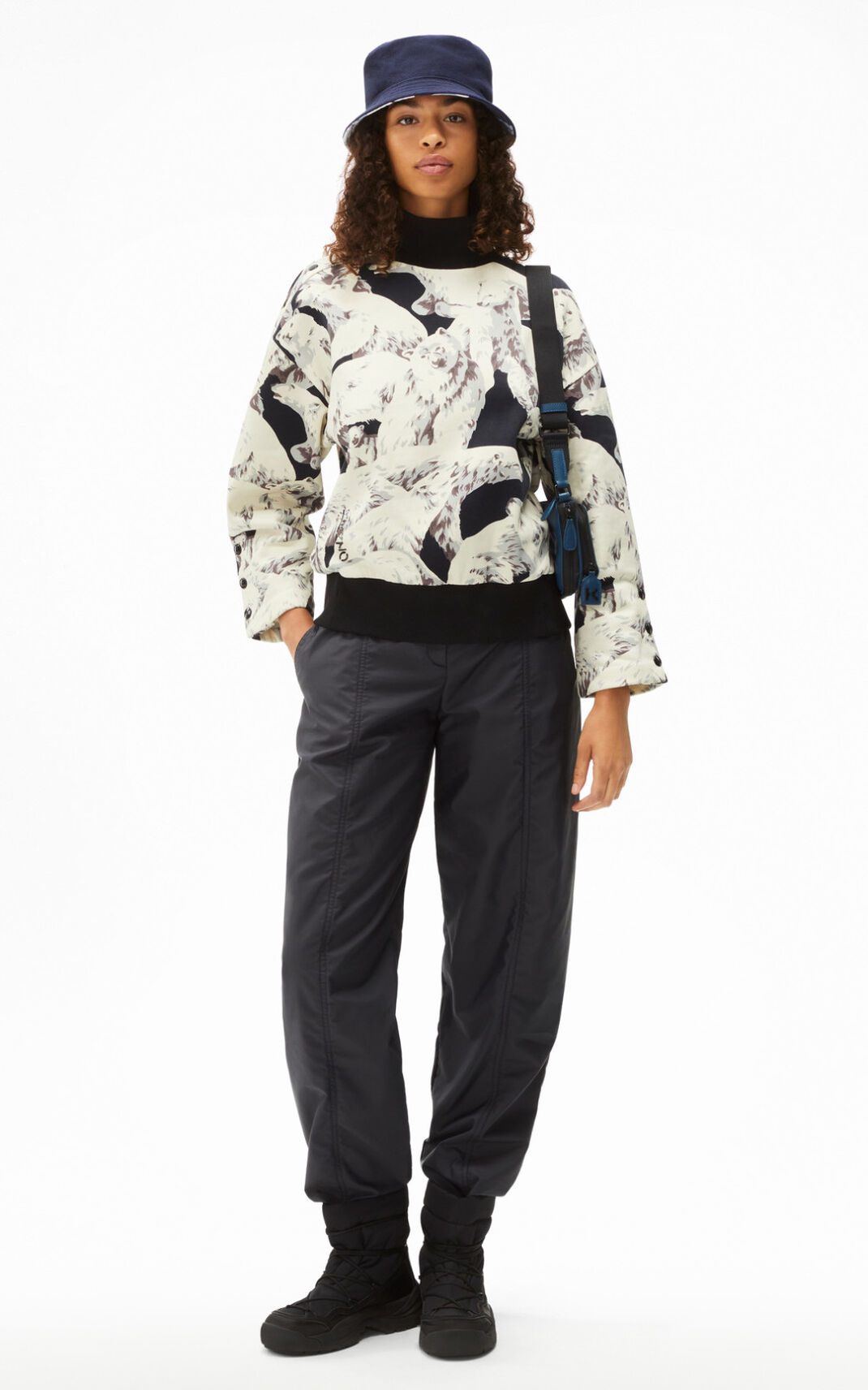 Sweatshirt Kenzo Altas collar Polar Bear The Inverno Capsule Feminino - Pretas | 394UABRHE